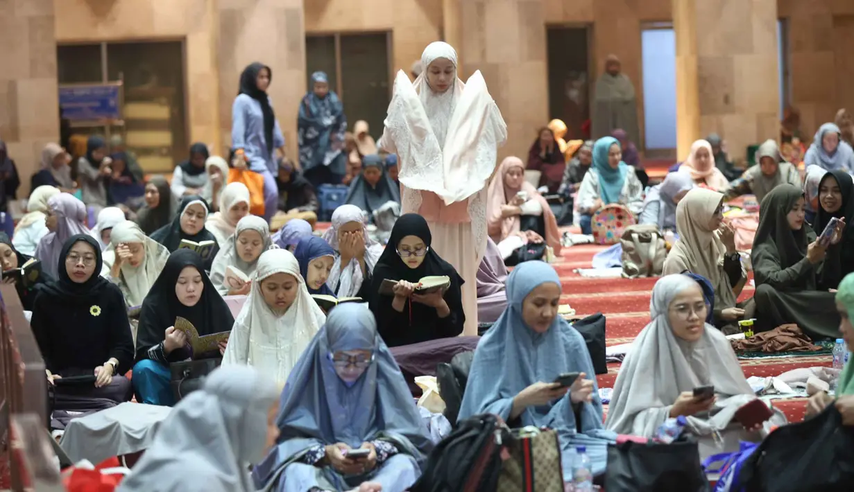 Selain berdiam diri, aktivitas Itikaf dilakukan dengan memperbanyak zikir, salat sunnah, membaca Al-Qur'an, berdoa, serta muhasabah atau introspeksi diri. Tampak dalam foto, umat Muslim dari berbagai wilayah Jakarta dan sekitarnya saat melakukan Itikaf pada malam ke-21 Ramadan di Mesjid Istiqlal, Jakarta, Selasa (10/3/2026). (Kapanlagi.com/Budy Santoso)
