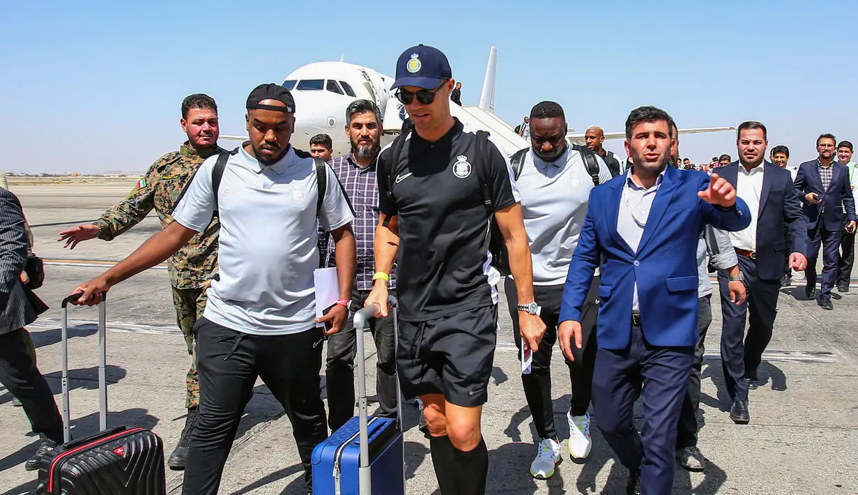 Pemain Al-Nassr, Cristiano Ronaldo berjalan ke luar dari Imam Khomeini International Airport, Tehran pada Selasa (19/09/2023). Al-Nassr akan melakoni laga grup G Liga Champions Asia 2023 melawan Persepolis FC pada Rabu (20/09/2023). (AFP/Payam Parsae)