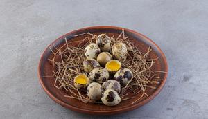 Daftar Makanan dengan Kandungan Kolesterol Tertinggi hingga Terendah, Telur Puyuh Duduki Peringkat Pertama. Foto: BalashMirzabey/Freepik.