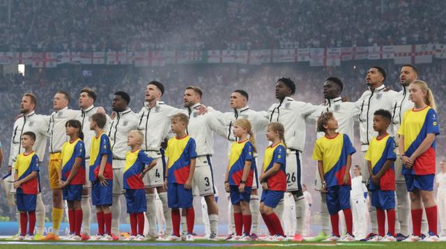 Kiper Inggris #01 Jordan Pickford, bek Inggris #05 John Stones, bek Inggris #06, Marc Guehi, gelandang Inggris #04, Declan Rice, bek Inggris #03, Luke Shaw, gelandang Inggris #11, Phil Foden, gelandang Inggris #26, Kobbie Mainoo, penyerang Inggris #07, Bukayo Saka, gelandang Inggris #10, Jude Bellingham, dan bek Inggris #02, Kyle Walker, menyanyikan lagu kebangsaan sebelum pertandingan final Euro 2024 antara Spanyol dan Inggris di Olympiastadion di Berlin pada 14 Juli 2024. (Adrian DENNIS/AFP)