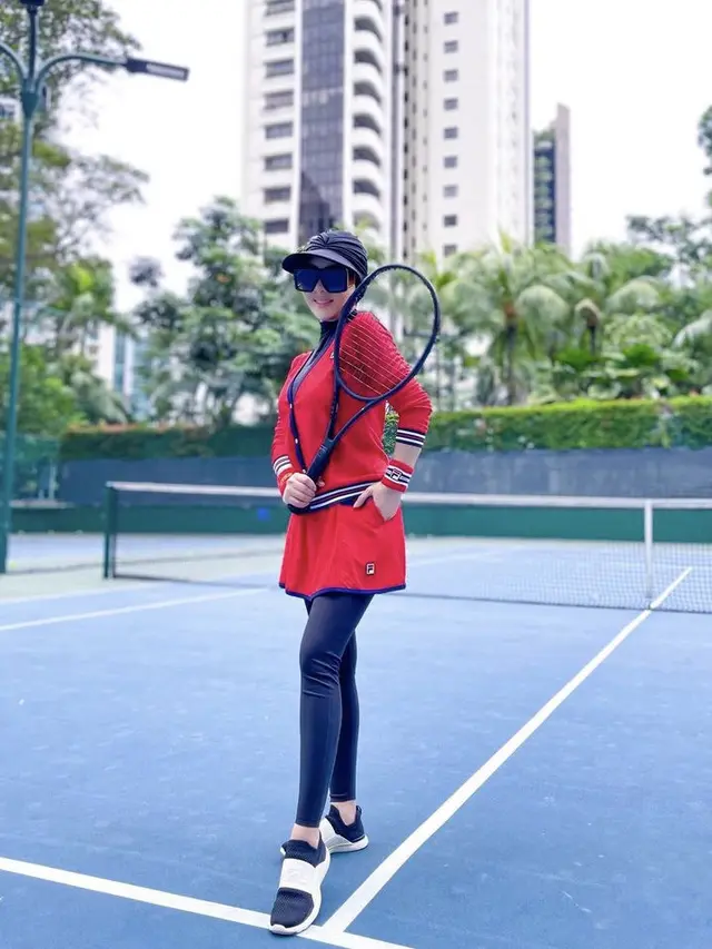Tampilan Baju Olahraga Syahrini saat Bermain Tenis, credit: (@princessyahrini)
