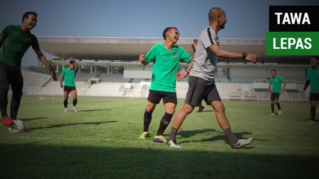 Berita video pemain Timnas Indonesia tampak ceria saat latihan menjelang laga menghadapi Filipina pada laga terakhir Piala AFF 2018. Keceriaan itu tampak meski Tim Garuda dipastikan tidak lolos fase grup.