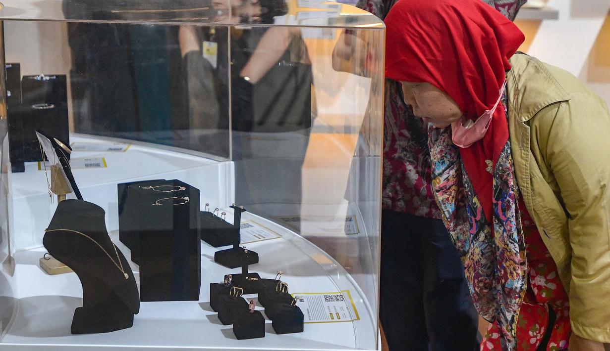 Pengunjung mengamati perhiasan yang akan dilelang secara terbuka pada acara Kejaksaan Agung Fair 2026 di Jakarta, Kamis (21/5/2026). (merdeka.com/Arie Basuki)