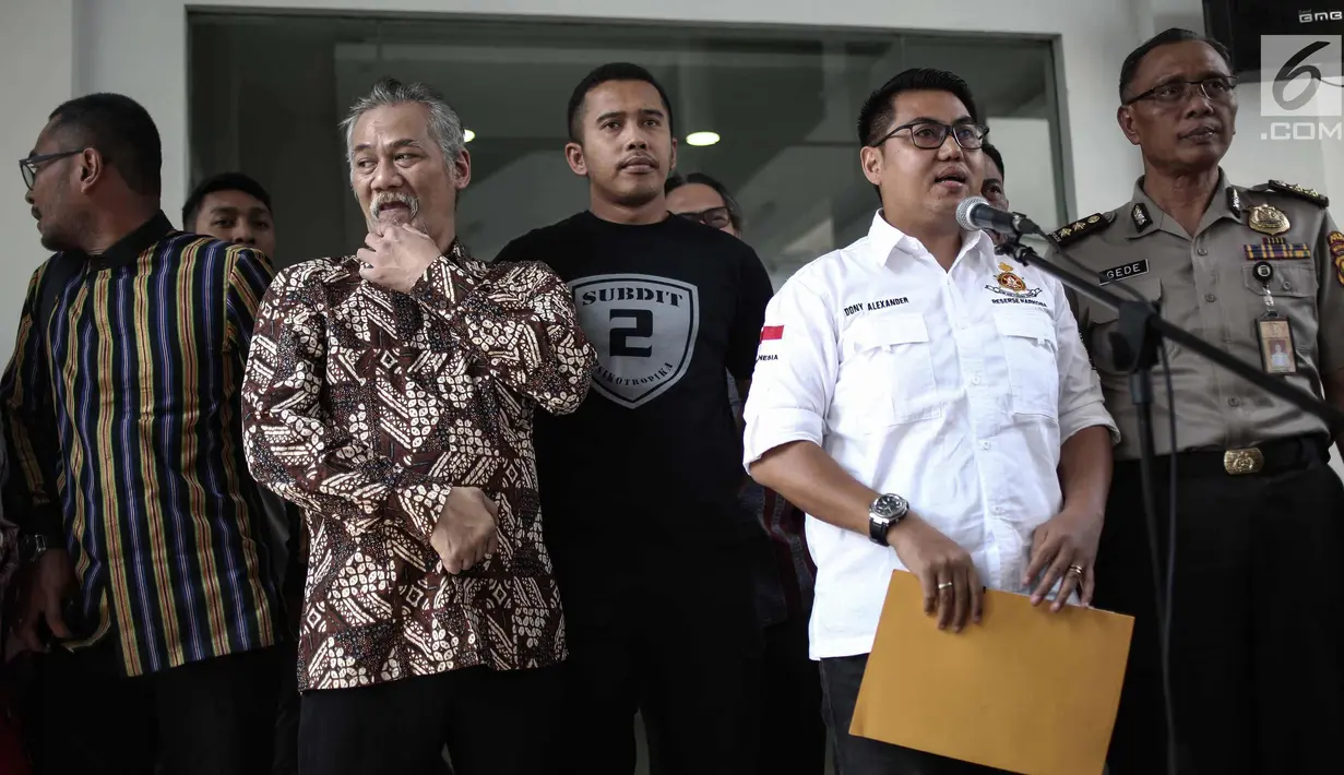 Kasubdit II Direktorat Narkoba Polda Metro Jaya AKBP Dony Alexander memberi penjelasan terkait berkas kasus narkoba Tio Pakusadewo di Direktorat Reserse Narkoba Polda Metro Jaya, Jakarta, Selasa (3/4). (Liputan6.com/Faizal Fanani)