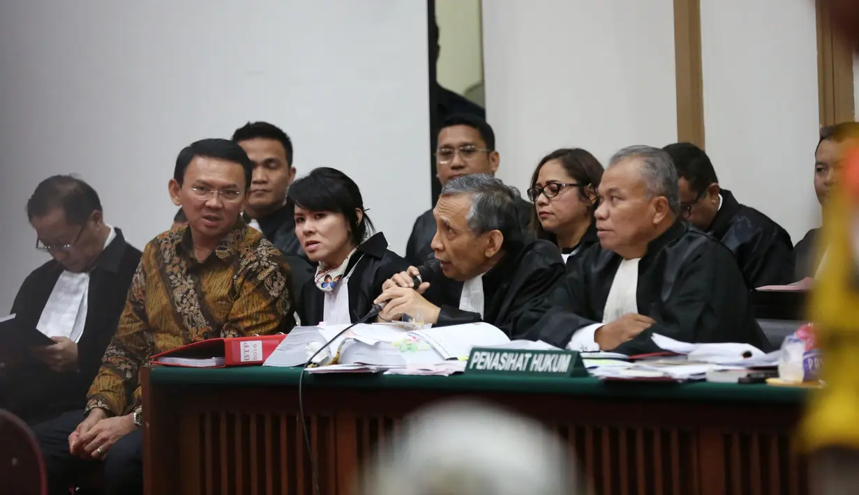 Terdakwa Basuki Tjahaja Purnama atau Ahok mendengarkan keterangan saksi ahli dalam sidang lanjutan di Auditorium Kementan, Jakarta, Selasa (21/2). JPU menghadirkan empat saksi ahli dalam sidang ke sebelas hari ini. (Liputan6.com/Yuniadhi Agung/Pool)