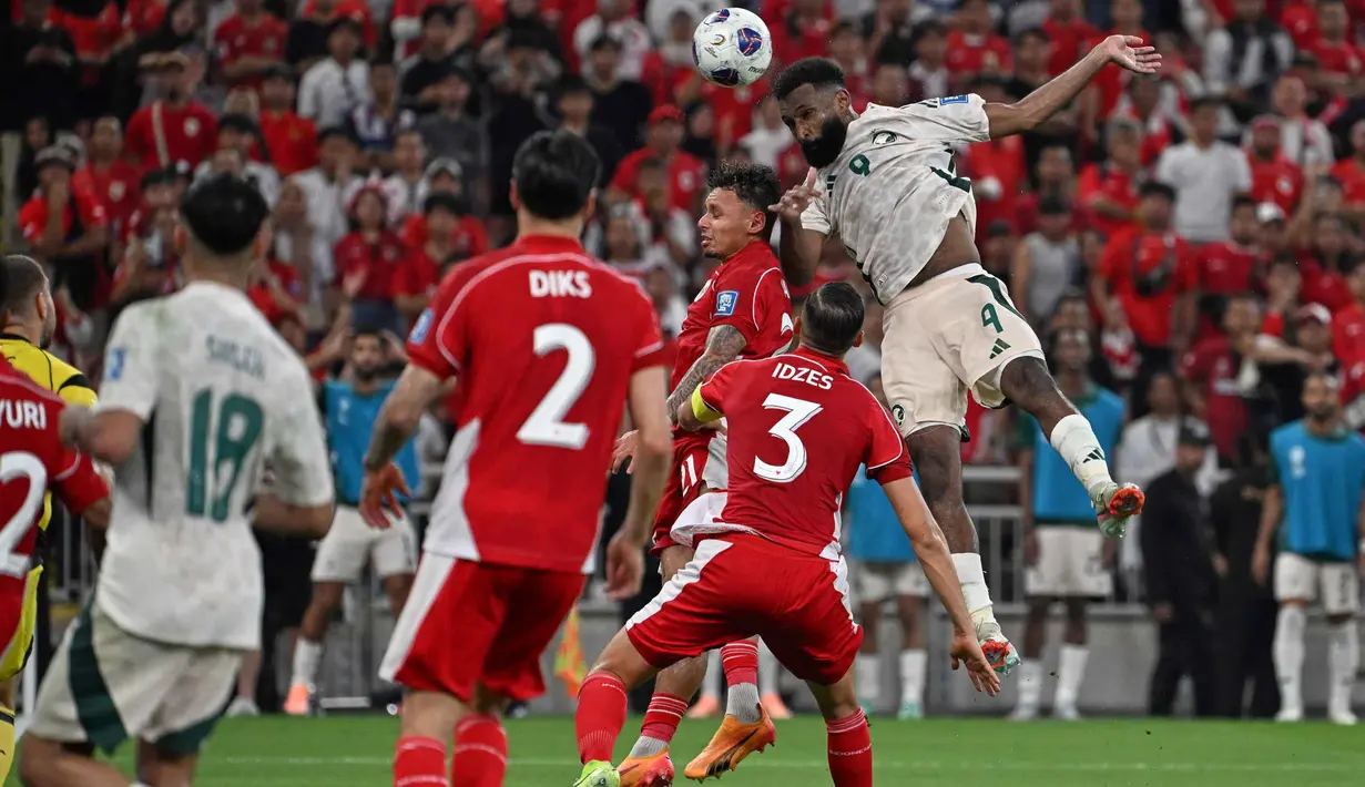 Keunggulan Indonesia tidak bertahan lama, Arab Saudi bangkit dan menutup babak pertama dengan skor 2-1. Tampak dalam foto, Feras Albrikan dari Arab Saudi (kanan) menyundul bola pada pertandingan pertama Grup B Putaran 4 Kualifikasi Piala Dunia 2026 zona Asia melawan Indonesia di Stadion Alinma Bank, King Abdullah Sports City, Jeddah, Arab Saudi, Rabu 8 Oktober 2025 waktu setempat atau Kamis (9/10/2025) dini hari WIB. (AP Photo)