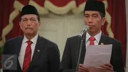 Presiden Jokowi (kanan) saat memberikan pernyataan pers terkait kecelakaan Pesawat Trigana di Papua, Jakarta, Senin (17/8/2015). Presiden telah menugaskan tim taktis untuk mengevakuasi Pesawat Trigana Air yang jatuh. (Liputan6.com/Faizal Fanani)