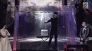Aksi sulap Demian saat tampil dalam acara SCTV Music Awards 2018 di Studio 6 Emtek, Jakarta, Jumat (27/4). Aksi sulap dari demian berhasil membuat tegang penonton. (Liputan6.com/Faizal Fanani)