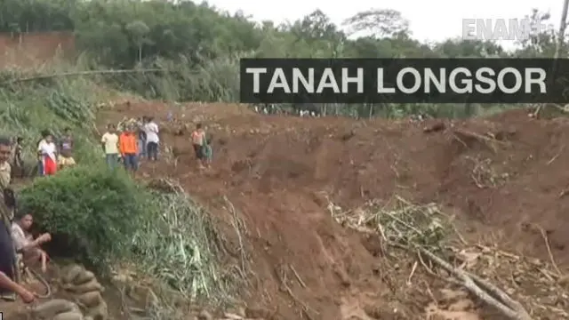 Bencana tanah longsor di Purworejo membuat sebagian warga beberapa kecamatan menggungsi, 44 orang masih tertimbun material longsor.