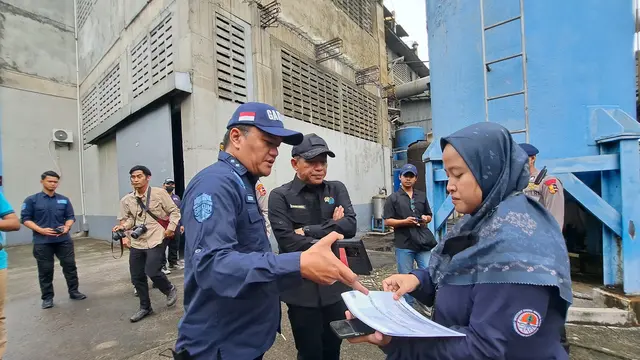 Menteri Lingkungan Hidup (LH) Hanif Faisol Nurofiq menyegel pabrik di kawasan Kabupaten Tangerang karena limbahnya mencemari sungai dan saluran air warga. (Liputan6.com/Pramita Tristiawati)