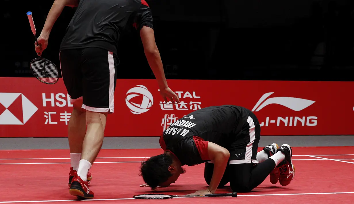 Ganda putra Indonesia, Mohammad Ahsan / Hendra Setiawan, berhasil mengalahkan ganda Jepang, Hiroyuki Endo / Yuta Watanabe, pada BWF World Tour di Tianhe Sports Center, Guangzhou, Minggu (15/12/2019). Ahsan / Hendra menang 24-22 dan 21-19. (AP/Andy Wong)