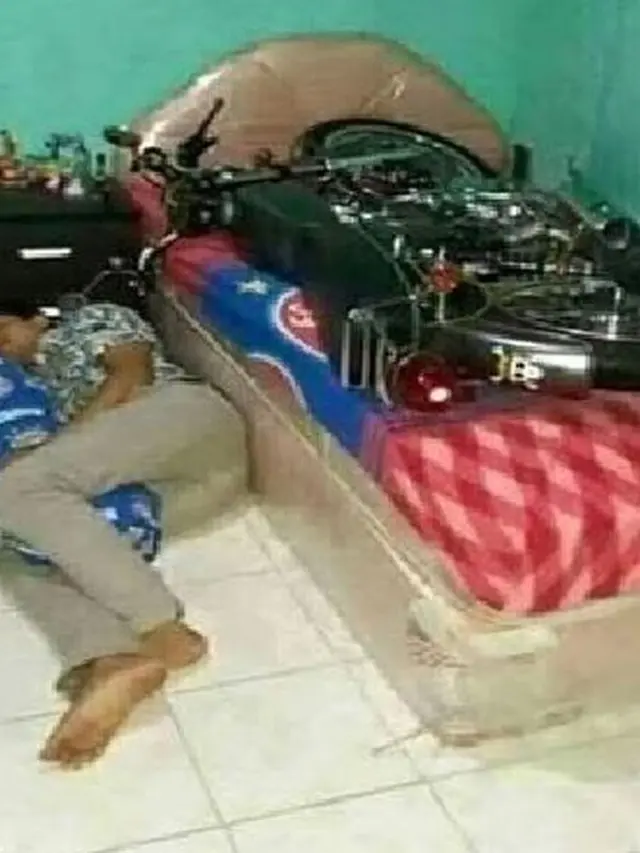 Bikers 'Ngelonin' Motornya di Kasur (Istimewa)