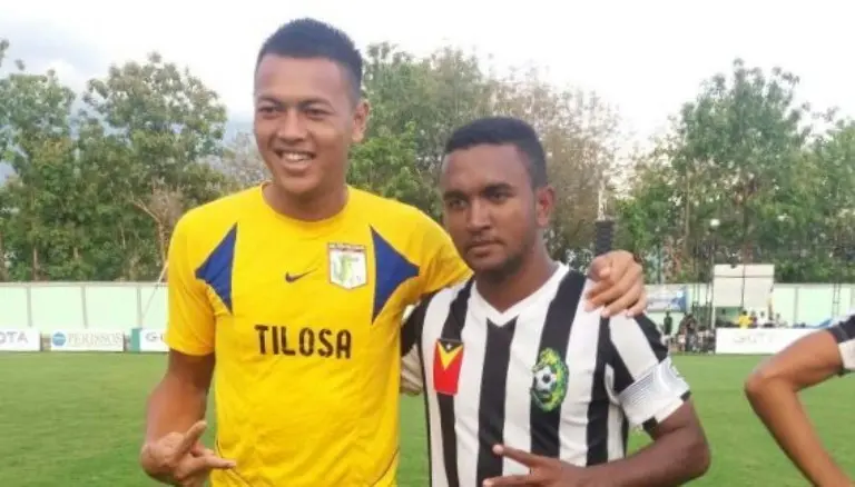 Dedi Haryanto bersama kapten tim As Pontaleste, Adeslon Colhu. (Bola.com/Dokumen pribadi)