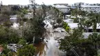 Foto udara memperlihatkan sebuah jalan yang tergenang air dan dipenuhi puing-puing setelah terjangan Badai Milton, di Siesta Key, Florida, pada tanggal 10 Oktober 2024. (CHANDAN KHANNA/AFP)