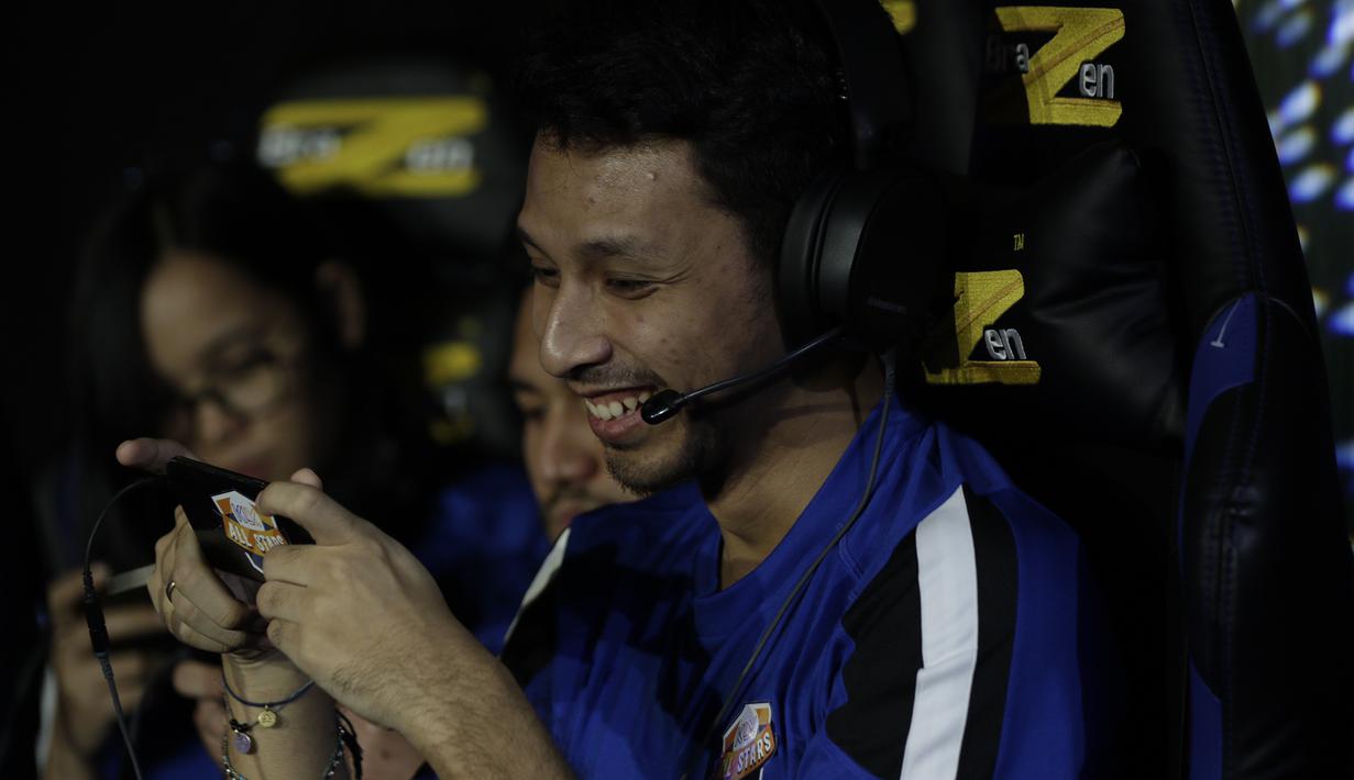 Tim Arena of Valor (AOV), KLY All Star,  saat melawan GGWP pada laga The Battle of Youniverse di KLY Lounge, Jakarta, Jumat (7/12). GGWP berhasil mengalahkan KLY All Star. (Bola.com/Vitalis Yogi Trisna)