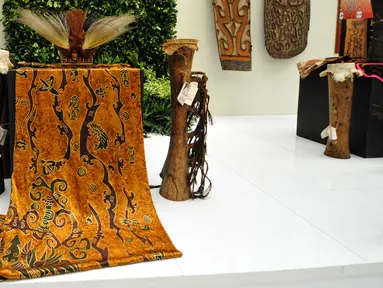 Batik motif khas Raja Ampat dipamerkan dalam acara Gelar Batik Nusantara 2015 di JCC Senayan, Jakarta, Kamis (25/6/2015). Beragam batik dari penjuru Nusantara dipamerkan dalam acara tersebut. (Liputan6.com/Yoppy Renato)