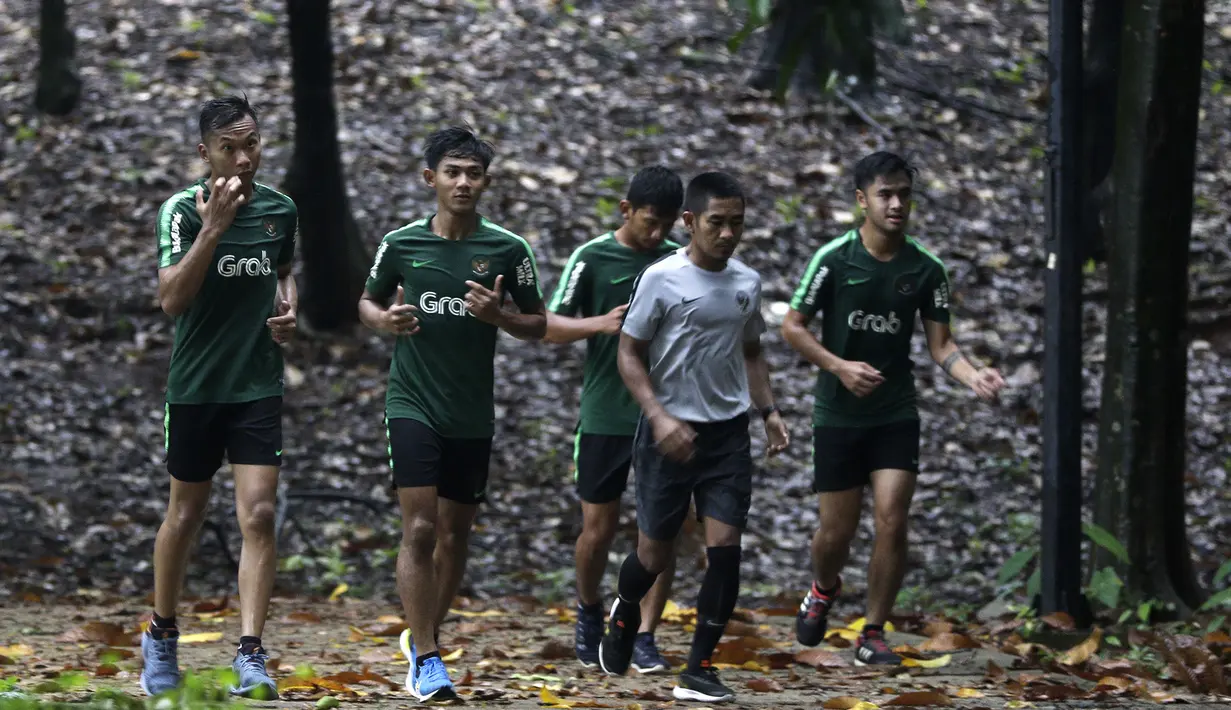 Para pemain Timnas Indonesia U-23 berlari ringan saat latihan fisik di Bukit Senayan, Jakarta, Rabu (6/3). Latihan ini merupakan persiapan jelang kualifikasi Piala AFC U-23. (Bola.com/Yoppy Renato)