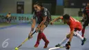 Kapten tim hoki putra DKI Jakarta, Daarul Quthni (kiri) mengecoh pemain Jawa Barat saat laga final hoki PON XIX Jabar di Gymnasium UPI, Bandung, Senin (19/9). Jawa Barat menundukkan DKI Jakarta dengan skor 3-1. (Liputan6.com/Helmi Fithriansyah)