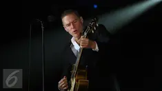 Penyanyi asal Kanada, Bryan Adams saat menyanyikan lagu pertama pada konser "Get Up Tour" di Jakarta, Senin (16/1).  Konser ini merupakan bagian tur untuk album ke-13 “Get Up”. (Liputan6.com/Helmi Fithriansyah)