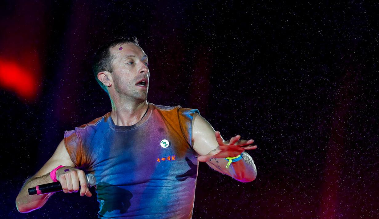 Vokalis dari band rock Inggris Coldplay, Chris Martin tampil pada festival musik Rock in Rio di Rio de Janeiro, Brasil, Minggu (11/9/2022). (AP Photo/Bruna Prado)