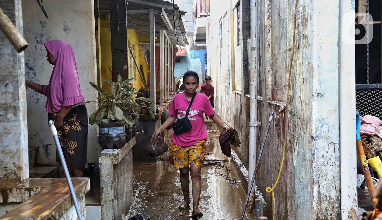 Sejak Rabu (5/3/2025) pagi, warga mulai membersihkan sisa lumpur serta sampah yang terbawa arus banjir. (Liputan6.com/Angga Yuniar)