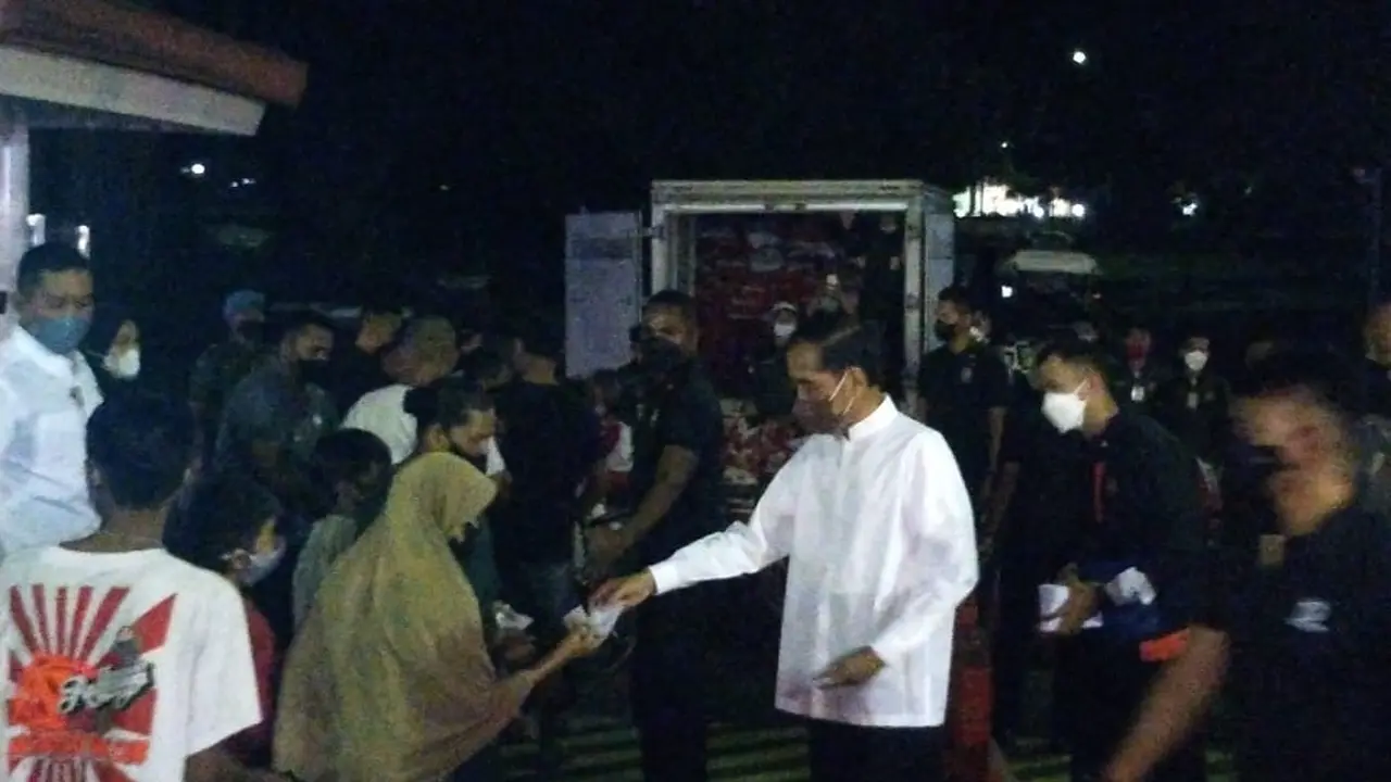 Presiden Jokowi membagikan sembako dan THR kepada warga jelang Lebaran Idul Fitri 2022. Pembagian sembako dilakukan di Pintu 2 Istana Kepresidenan Bogor, Jawa Barat, Jumat (29/4/2022) malam