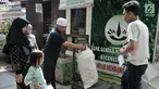 Ketua Bank Sampah Majelis Taklim Solihin (berpeci) menimbang karung sampah dari nasabah di Kecamatan Koja, Jakarta, Senin (15/7/2019). Bank Sampah yang didirikan Solihin atau akrab disapa Gus In mencetuskan ide cemerlang dengan mengajak warga menabung sampah anorganik. (merdeka.com/Iqbal S. Nugroho)