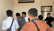 Olah TKP kasus pembunuhan wanita tunasusila dilakukan di sebuah rumah kos Jalan Perjuangan, Bekasi, Jawa Barat pada Selasa (23/4/2024) kemarin. (Liputan6.com/Ady Anugrahadi)