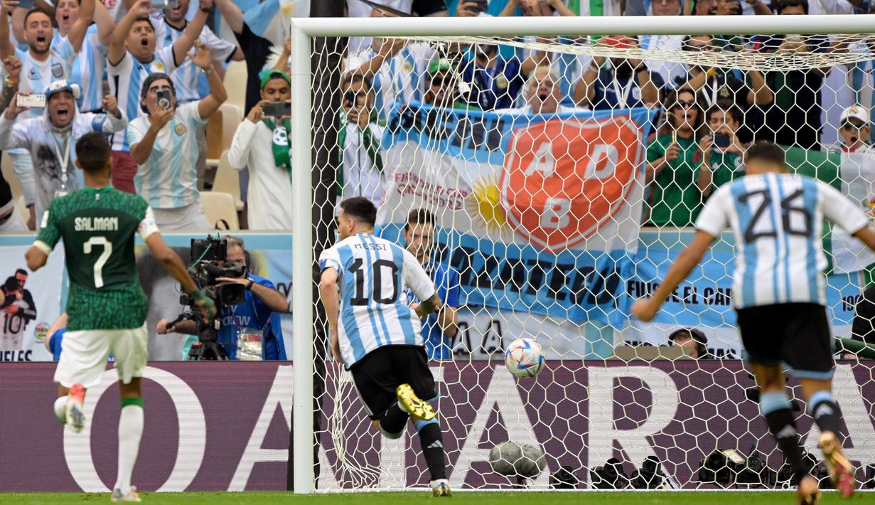 Pada fase grup, Lionel Messi mampu menyumbang 2 gol. Tergabung di Grup C, gol pertama Lionel Messi lahir di matchday pertama saat kalah 1-2 dari Arab Saudi (22/11/2022). Gol yang lahir lewat eksekusi penalti tersebut sempat membuat Argentina unggul, namun akhirnya Arab Saudi mampu comeback dan akhirnya menang 2-1. (AFP/Juan Mabromata)