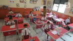 Siswa kelas III belajar dalam kelas saat simulasi Pembelajaran Tatap Muka Terbatas (PTMT) di SDN 03 Cinere, depok, Jawa Barat, Selasa (28/09/2021). Pemkot  Depok hari ini menyelenggarakan simulasi Pembelajaran Tatap Muka Terbatas (PTMT) dari jenjang TK sampai SMP Negeri. (merdeka.com/Arie Basuki)