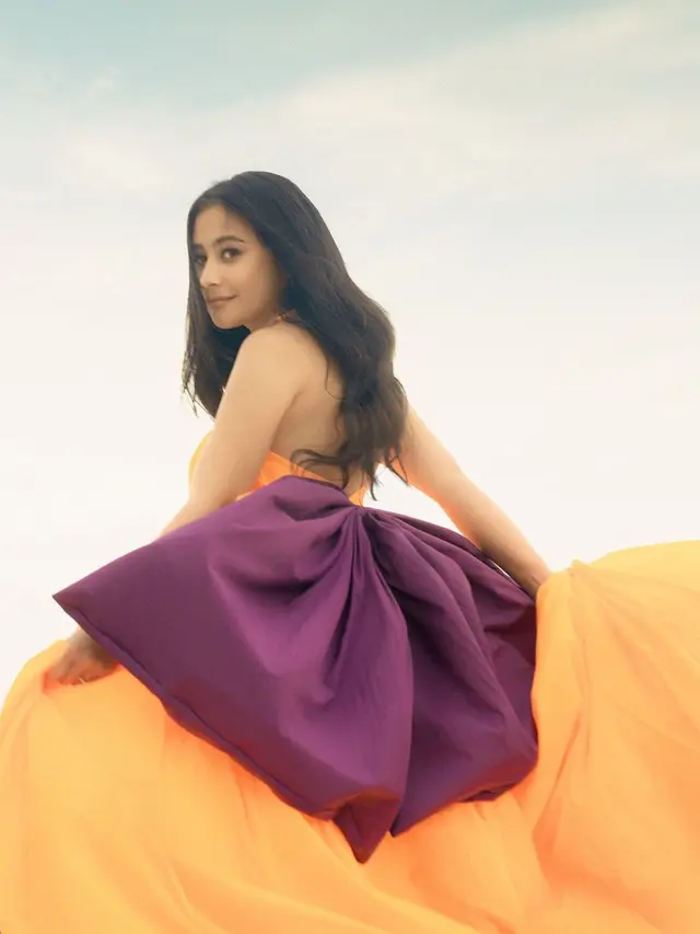 6 Pemotretan Prilly Latuconsina di Pinggir Pantai Ini Bak Artis Bollywood
