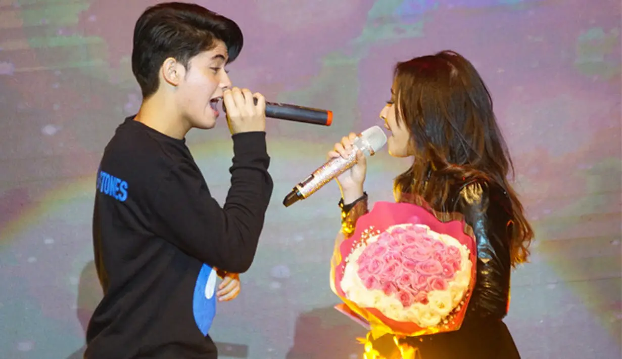 "Haha, nggak tau tuh. Ya Ali sih jalanin hidup Ali aja. Maaf belum bisa dengerin yang lain," kata Aliando dengan senyuman. (Saiful Bahri/Bintang.com)