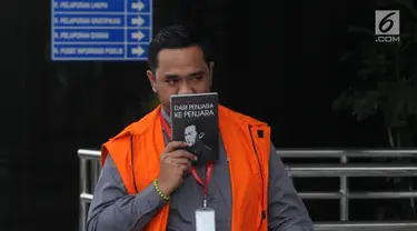 Anggota DPRD Kota Malang Syamsul Fajrih tiba Gedung KPK, Jakarta, Kamis (22/11). Syamsul terlihat menutupi wajahnya dengan buku tulisan Tan Malaka berjudul 'Dari Penjara ke Penjara'. (Merdeka.com/Dwi Narwoko)