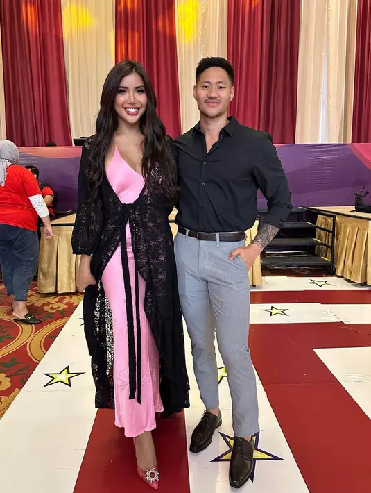 <p>Saat keduanya pertama kali terlihat di acara ulang tahun Ameena, baik Millen Cyrus dan Lionel Lee tampak serasi mengenakan busana formal. @millencyrus</p>