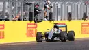 Pebalap Mercedes, Lewis Hamilton, saat finis pertama dalam balapan F1 GP Hungaria di Sirkuit Hungaroring, Budapest, Minggu (24/7/2016). (AFP/Ferenc Isza)