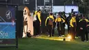 Para pemain Dortmund berdiri dipinggir jalan usai bus tim mengalami ledakan di Dortmund, (11/4/2017). Teror ini terjadi saat tim Dortmund akan menjalani laga perempatfinal Liga Champions melawan AS Monaco. (AP/Martin Meissner)