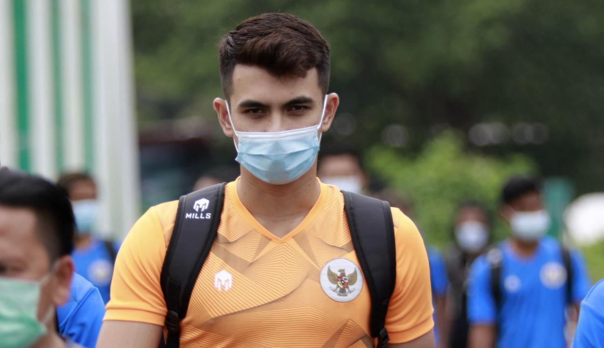 Kiper Timnas Indonesia, Nadeo Argawinata, saat sesi latihan di Lapangan D Senayan, Jakarta, Rabu, (10/2/2021). Latihan tersebut untuk persiapan SEA Games 2021 di Vietnam. (Bola.com/M Iqbal Ichsan)