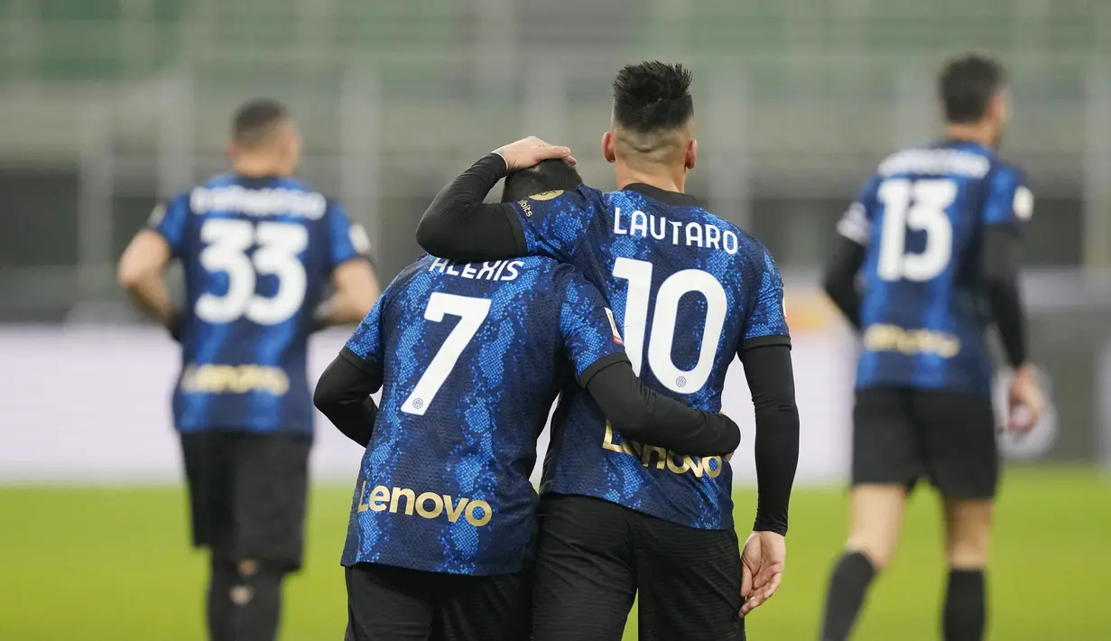 Striker asal Chile, Alexis Sanchez, membuka keran gol Inter Milan pada menit ke-13 lewat sundulan meneruskan crossing Denzel Dumfries. (AP/Antonio Calanni)
