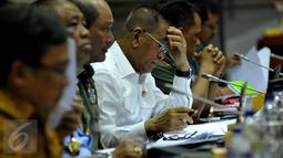 Menteri Pertahanan (Menhan), Ryamizard Ryacudu mengikuti Rapat Kerja (Raker) dengan Komisi I DPR di Senayan, Jakarta, Senin (19/10/2015). Raker membahas evaluasi pelaksanaan Minimum Essensial Force (MEF) Tahap I dan Tahap II. (Liputan6.com/JohanTallo)