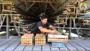 Peternak menimbang telur ayam ras hasil panen di peternakannya di Kampung Kebon Kopi, Pengasinan, Bogor, Kamis (15/12/2022). Menurut peternak setempat, sejak tiga pekan terakhir harga telur ayam ras di tingkat peternak mulai mengalami kenaikan dari Rp22 ribu menjadi Rp29 ribu per kilogram. (merdeka.com/Arie Basuki)
