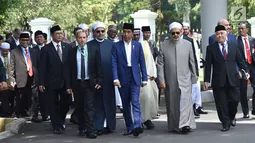 Presiden Joko Widodo berjalan bersama Imam Besar Al-Azhar Ahmad Muhammad Ath-Thayeb bersiap membuka Konsultasi Tingkat Tinggi (KTT)  Ulama dan Cendekiawan Muslim Dunia di Istana Bogor, Jawa Barat, (1/5). (Liputan6.com/Pool/Biro PersSetpres)
