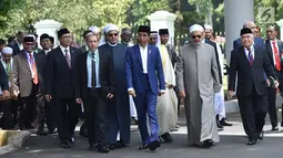 Presiden Joko Widodo berjalan bersama Imam Besar Al-Azhar Ahmad Muhammad Ath-Thayeb bersiap membuka Konsultasi Tingkat Tinggi (KTT)  Ulama dan Cendekiawan Muslim Dunia di Istana Bogor, Jawa Barat, (1/5). (Liputan6.com/Pool/Biro PersSetpres)