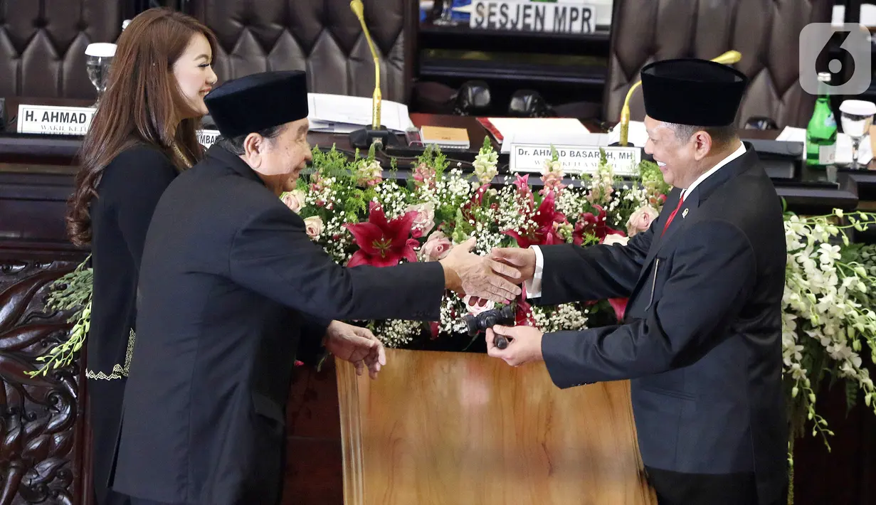 Abdul Wahab Dalimunthe memberikan ucapan selamat kepada Ketua MPR RI periode 2019-2024 Bambang Soesatyo pada Rapat Paripurna MPR di kompleks parlemen, Jakarta, Kamis (3/10/2019). Bambang Soesatyo resmi menjadi Ketua MPR setelah Fraksi Gerindra di MPR menyatakan sepakat. (Liputan6.com/Johan Tallo)