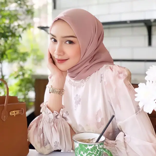 6 Artis Ini Setia Berhijab dan Tidak Ubah Penampilan Usai Cerai, Banjir Pujian