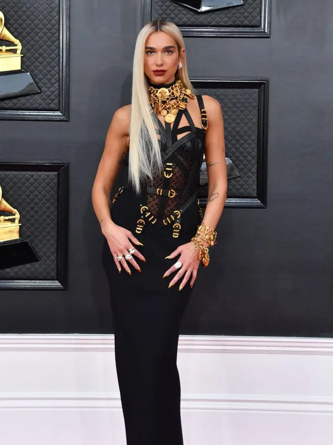 Penampilan Dua Lipa di Grammy 2022