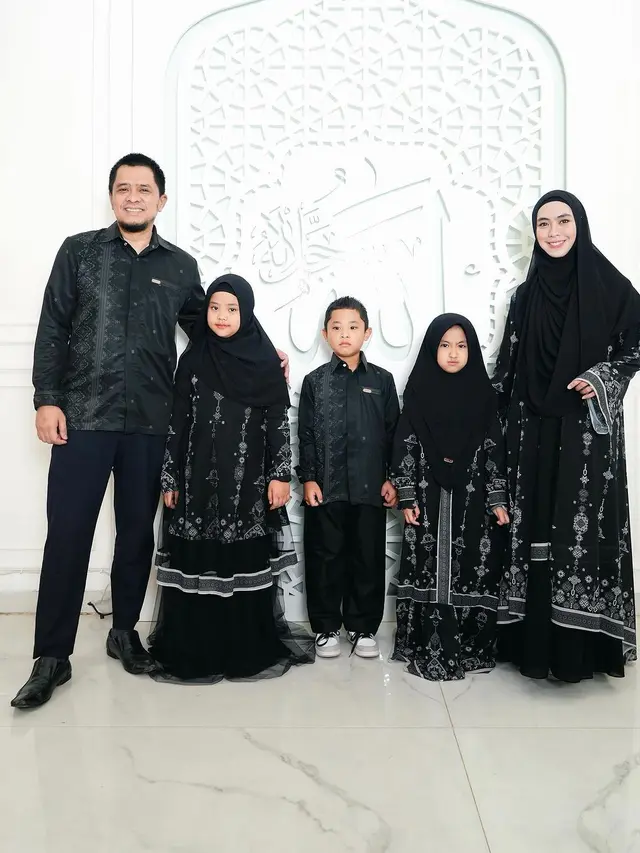 8 Potret Oki Setiana Dewi dan Keluarga Pakai Baju Kembar, Inspirasi saat Lebaran