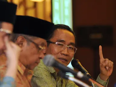 Komisioner KPK, Adnan Pandu Praja saat berbicara pada diskusi Memacu Pertumbuhan Ekonomi Tanpa Melangggar Rambu-Rambu Anti Korupsi di Gedung PBNU, Jakarta, Senin (16/11/2015). Diskusi menyoal hubungan ekonomi dan korupsi. (Liputan6.com/Helmi Fithriansyah)
