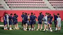 Sevilla akan menjamu wakil Inggris, Manchester United pada leg kedua babak perempatfinal Liga Europa 2022/2023. (AFP/CRISTINA QUICLER)