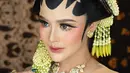 Kecantikan luar biasa dihadirkan Bella Bonita dalam riasan pengantin khas Solo. Paes ageng dengan outfit bernuansa hijau, lengkap dengan cunduk mentul, kembang melati, Bella Bonita benar-benar terlihat manglingi dalam foto ini. Foto: Instagram.