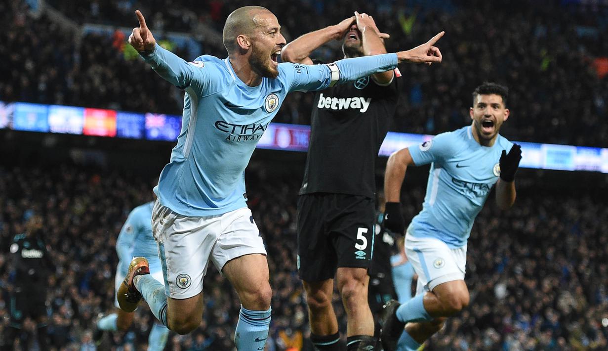 Gelandang Manchester City, David Silva, merayakan gol yang dicetaknya ke gawang West Ham pada laga Premier League di Stadion Etihad, Manchester, Minggu (3/11/2017). City menang 2-1 atas West ham. (AFP/Oli Scarff)